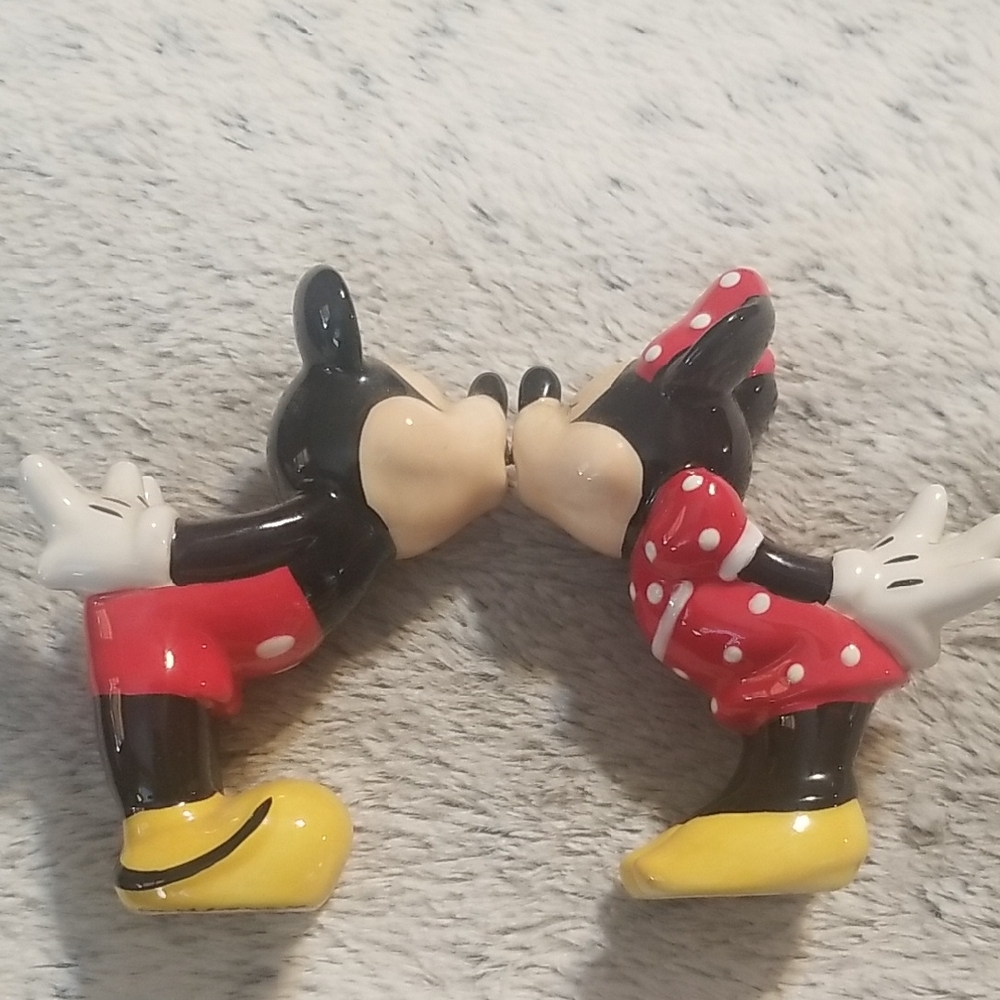 DISNEY MICKEY AND MINNIE KISSING Salt And Pepper Shakers EUC